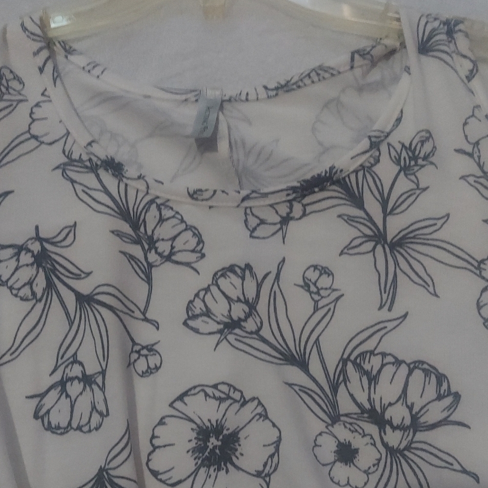 5/$10 Acting Pro White Floral Cold-Shoulder Blouse - Picture 8 of 15
